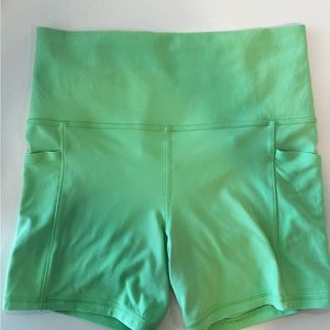 Athleta salutation stash pocket short